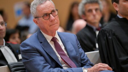 Audition attendue de François Molins, ex-visage de l’antiterrorisme, au procès Dupond-Moretti Procès d’Éric Dupond-Moretti : l’audition de François Molins comme témoin, un temps fort attendu
Ex-visage de l'antiterrorisme, c’est lui qui - premier procureur de France en 2021 - a ouvert l'information judiciaire qui a abouti à ce procès.