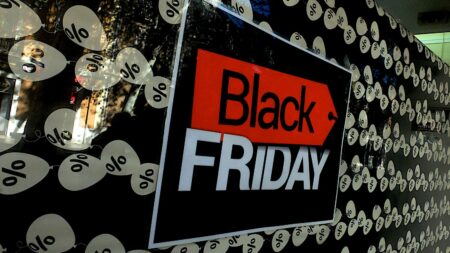 Black Friday : Matignon trouve "maladroit" un des clips de l'agence de la Transition écologique
          À la veille du Black Friday, une campagne de communication de l'agence de la Transition écologique suscite la colère du secteur du commerce car elle incite à ne pas acheter. Mais le ministère de la Transition écologie assume ces clips, tandis que Matignon trouve "maladroit" un des spots.