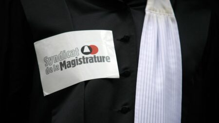 "La loi ne doit pas tout permettre", estime le Syndicat de la magistrature, après la censure partielle par le Conseil Constitutionnel du projet de loi justice
          Le Conseil constitutionnel a censuré l'une des mesures les plus sensibles du projet de loi justice : l'activation à distance des téléphones portables et appareils électroniques pour écouter et filmer à leur insu des personnes visées dans certaines enquêtes.