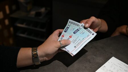 Changement de cap en 24h du gouvernement sur les tickets-restaurant : les coulisses "Aucun rétropédalage" : les coulisses du changement de cap du gouvernement sur les tickets-restaurant
Il aura fallu moins de 24 heures à l'exécutif pour acter la prolongation de la dérogation pour l'utilisation des titres-restaurant en supermarché, alors que la polémique commençait à prendre de l'ampleur.