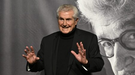 Claude Lelouch : "On ne meurt jamais d'une overdose de rêves"
          Tous les jours, une personnalité s'invite dans le monde d'Élodie Suigo. Lundi 13 novembre 2023 : le cinéaste Claude Lelouch. Il est de retour avec son "Ciné Spectacle Symphonique" qui mêle les plus belles musiques originales revisitées et illustrées par les scènes cultes de ses films.