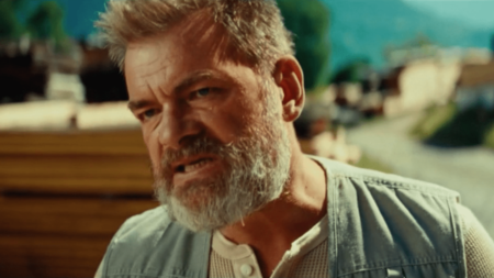 Cinéma : pour le comédien Clovis Cornillac "Monsieur le maire" est "un film qui parle des gens"
          Le film "Monsieur le maire" sort en salles ce mercredi 1er novembre. Il retrace l’histoire d’un édile pyrénéen qui va ouvrir un foyer pour femmes battues. Présent sur le plateau du 13 Heures, le comédien Clovis Cornillac revient sur le courage des maires des petites communes.