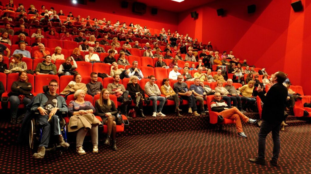 Taylor Swift, Michel Polnareff, SCH, Beyoncé... Les concerts s'invitent de plus en plus au cinéma
          Cet automne, de nombreux chanteurs ont choisi de diffuser leur concert en salles de cinéma. Une tendance qui rencontre un succès certains auprès des fans.