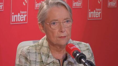 Eric Dupond-Moretti jugé pour conflit d'intérêts : le ministre de la Justice "a toute ma confiance", déclare Elisabeth Borne
          A partir de ce lundi, le ministre de la Justice sera assis sur le banc des prévenus, accusé de conflits d'intérêts dans le cadre de ses fonctions.