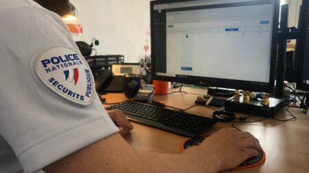 Enquête



  

  
  

      


  

  
    La corruption de "basse intensité" : comment des agents du service public cèdent aux sirènes de l'argent
          Cette corruption se déroule à bas bruits dans les couloirs des services publics. Des élus et des fonctionnaires rendent des services à des délinquants contre rémunération, notamment en divulguant des informations sensibles contenues dans des fichiers administratifs.