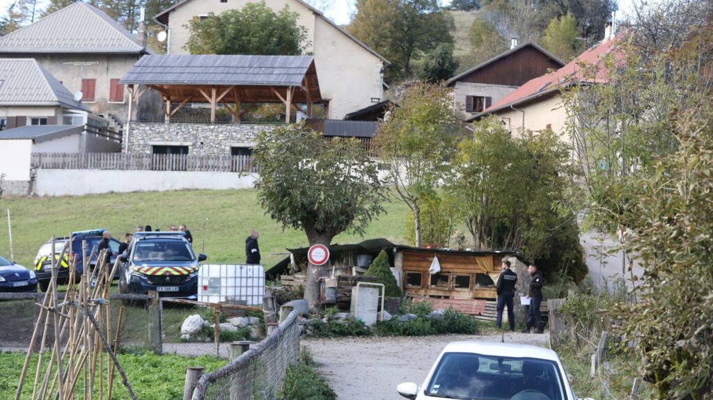Disparition du petit Émile : les nouvelles perquisitions n’ont rien donné, mais elles permettent "de fermer des portes", selon un ancien commandant de section de recherches
          Quatre mois après la disparition du petit Émile, dans le hameau du Haut-Vernet dans les Alpes-de-Haute-Provence, plus d'une trentaine de perquisitions ont été menées mardi. D'après les gendarmes, elles n'ont pas donné lieu à des découvertes particulières, mais c'est une étape importante, selon le général Jacques-Charles Fombonne.
