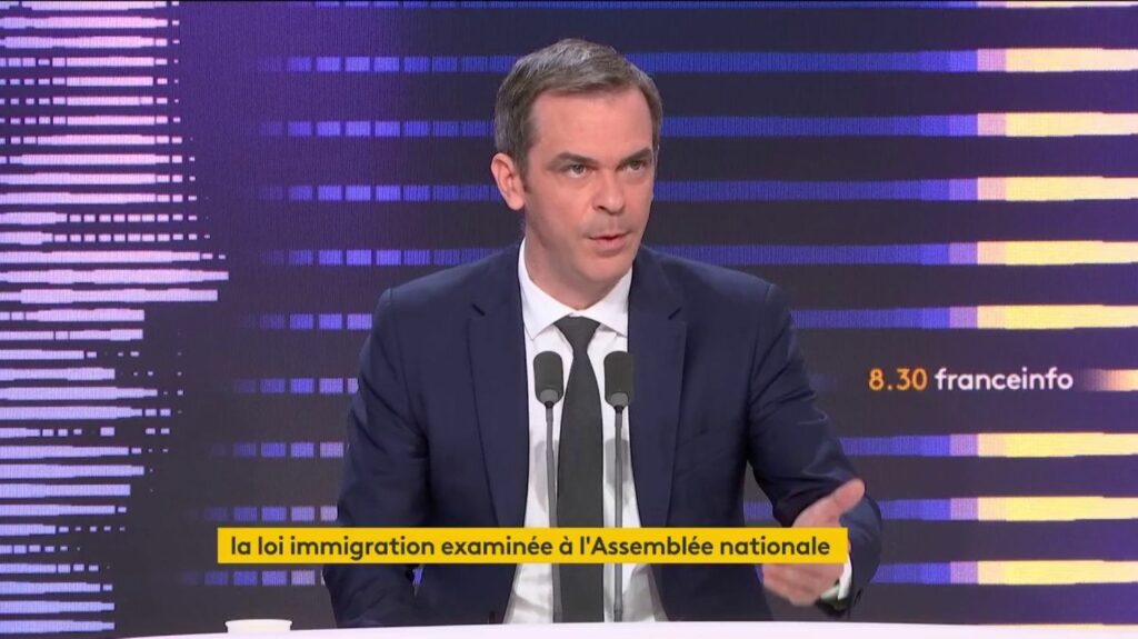 Vers une dissolution de trois groupuscules d'ultradroite : ils "n'ont pas leur place dans la République", affirme Olivier Véran
          "Nous devons tous condamner avec fermeté et sans transiger ces violences commises par l'ultradroite", appelle le porte-parole du gouvernement après l'expédition punitive xénophobe qui a suivi la mort de Thomas à Crépol.