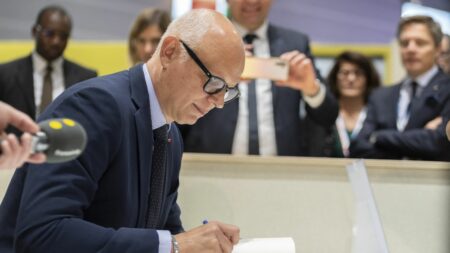 Édouard Philippe lance sa campagne électorale au salon des maires, Macron absent remarqué Reportage
"Il commence sa campagne électorale" : Édouard Philippe teste sa popularité au salon des maires de France
L'ancien Premier ministre a visité le congrès de l'Association des maires de France alors que l'absence d'Emmanuel Macron est très remarquée dans les allées du salon.