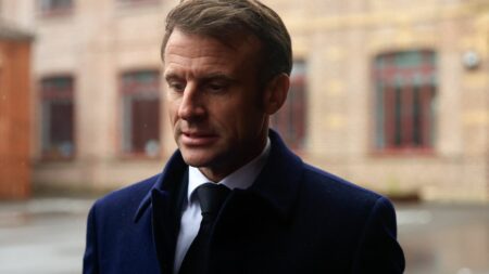 Emmanuel Macron déçu par le boycott des chefs de parti à la rencontre de Saint-Denis ÉDITO. Rencontres de Saint-Denis : Emmanuel Macron déçu du jeu de postures des chefs de parti
Plusieurs partis d’opposition ont décidé de boycotter l’invitation d’Emmanuel Macron à une nouvelle rencontre à Saint-Denis vendredi 17 novembre, une décision qui fâche le chef de l’État.