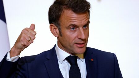 Emmanuel Macron envisage réunion du Congrès le 4 mars pour inscrire l’IVG dans la Constitution Inscription de l'IVG dans la Constitution : Emmanuel Macron envisage de réunir le Congrès le 4 mars
Le Congrès du Parlement est la réunion des deux chambres, le Sénat et l'Assemblée nationale. Pour réviser la Constitution, un vote à la majorité des 3/5e des parlementaires ainsi réunis est nécessaire.