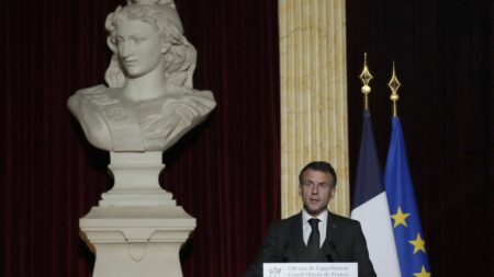 Emmanuel Macron promet loi de fin de vie: respect et liberté; présentation prévue en décembre Fin de vie : Emmanuel Macron promet "une loi de liberté et de respect"
Un projet de loi sur cette question doit être théoriquement présenté en décembre en Conseil des ministres, après avoir été reporté.