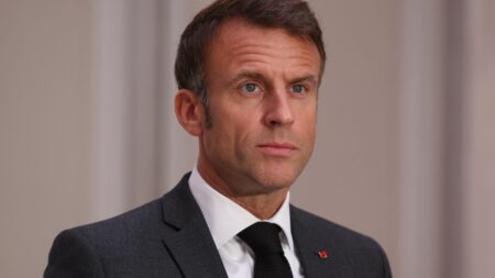 ÉDITO. Emmanuel Macron en visite dans le Jura : le président de la République se raccroche aux branches du bon vieux temps
          Aujourd'hui le président de la République reprend son combat écologique. Il fait sa part du colibri, il plante des arbres dans le Jura avec des élèves de sixième pour son opération "un jeune, un arbre".