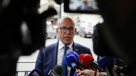 Eric Ciotti accuse Macron de ‘nourrir’ la crise démocratique lors des Rencontres de Saint-Denis Rencontres de Saint-Denis : Eric Ciotti accuse Emmanuel Macron de "nourrir" la crise démocratique
Dans une lettre ouverte, le chef du parti Les Républicains refuse d'être la "caution d'une nouvelle séquence de narration qui n'aboutira à rien" et dénonce une "obsession du palabre sans lendemain".