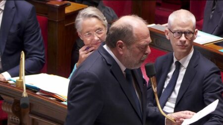 Procès d'Éric Dupond-Moretti : l'avenir du ministre de la Justice en suspens
          Mercredi 29 novembre, la Cour de Justice de la République rendra sa décision dans le cadre du procès d'Éric Dupond-Moretti. Ce dernier saura alors s'il est maintenu à son poste de ministre de la Justice.