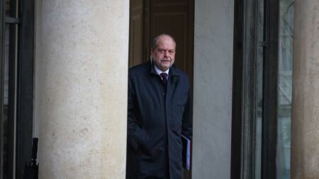 Éric Dupond-Moretti jugé pour conflit d'intérêts : comment le ministre va gérer son temps entre sa fonction et le banc des prévenus
          Éric Dupond-Moretti est jugé à partir de lundi par la Cour de justice de la République, pour des soupçons de prise illégale d'intérêts. Pendant deux semaines, il sera donc justiciable et ministre de la Justice en même temps.
