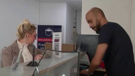Automobile : bientôt la fin des cadeaux chez les réparateurs de pare-brise ?
          Télévision, sèche-linge, bons d’achat… Certains réparateurs de pare-brise offrent à leurs clients des cadeaux pour les attirer. Mais cette pratique pourrait bientôt disparaître afin d'éviter les abus.