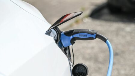 "L'automobiliste en plein brouillard" : les Français sont les plus sceptiques des Européens sur la voiture électrique, selon une étude
          Cette étude de l'observatoire Cetelem, réalisée dans 16 pays, montre aussi que ce sont les Français qui sont les plus sceptiques par rapport à la voiture électrique.