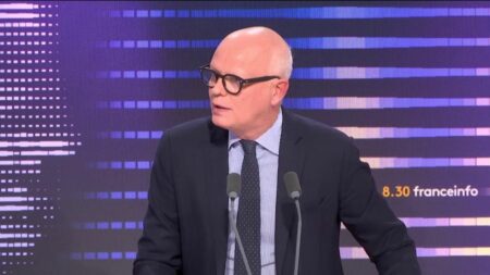 Relations France-Algérie : il faut revenir sur "tout ce qui est plus favorable que le droit commun", estime Édouard Philippe
          "On ne peut pas rester sous l'empire de cette convention signée en 1968 dans un autre contexte", insiste l'ancien Premier ministre.