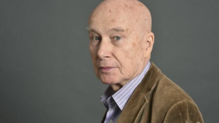 Gabriel Matzneff visé par une enquête préliminaire pour "viols sur mineure de moins de 15 ans", après de nouvelles accusations 
    (nouvelle fenêtre)
  
          L'écrivain Gabriel Matzneff est visé par une nouvelle enquête pour "viols sur mineure". Une femme, aujourd'hui âgée d'une cinquantaine d'années, affirme avoir subi des viols et des agressions sexuelles alors qu'elle avait 4 ans et jusqu'à l'âge de ses 13 ans.