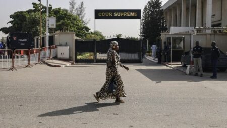 Une Française de 26 ans, détenue au Sénégal pour "complot contre l'autorité de l'Etat", a commencé une grève de la faim
          Coline Fay, une Iséroise de 26 ans, avait manifesté devant la Cour suprême à Dakar lors d'un rassemblement pacifique de soutien à Ousmane Sonko, principal opposant politique au président sénégalais actuel, Macky Sall.