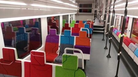 Île-de-France : un nouveau RER, plus spacieux et plus économe en énergie, circule sur la ligne E
          Inauguration en grande pompe et en musique du RER NG (Nouvelle Génération), lundi 13 novembre, produit par Alstom. Avec deux ans de retard, les premières rames circulent désormais sur la ligne E entre Paris et la Seine-et-Marne.