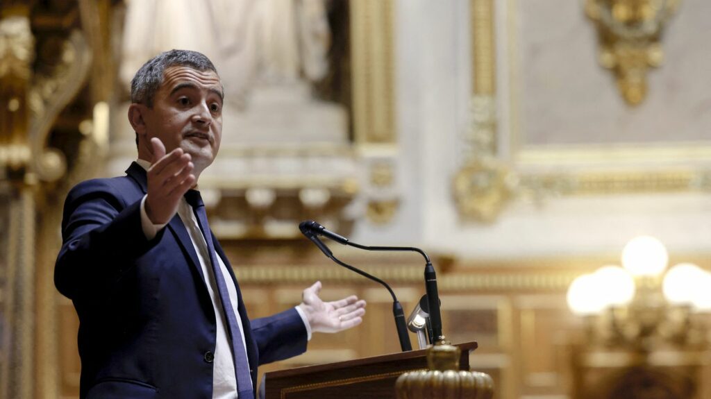 Projet de loi immigration : Gérald Darmanin demande aux sénateurs de "coconstruire" un texte "ferme, juste" et "efficace"
          Les sénateurs examinent à partir de lundi après-midi, et pour toute la semaine, le très controversé texte du gouvernement, porté par le ministre de l'Intérieur, Gérald Darmanin.