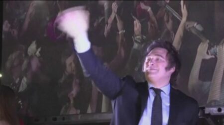 Javier Milei, économiste ultraconservateur, antiavortement et pro-armes, nouveau président de l’Argentine Argentine : Javier Milei remporte les élections et devient le nouveau président du pays
Javier Milei est le nouveau président de l’Argentine. L’ancien économiste défend une ligne ultraconservatrice, climatosceptique, antiavortement et pro armes.