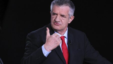 L'ancien député Jean Lassalle entendu par la police judiciaire dans l'enquête pour viol et agression sexuelle qui le vise
          L'ancien candidat à l'élection présidentielle "est ressorti libre sans poursuites à ce stade", a précisé mercredi le parquet de Bordeaux.