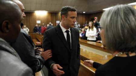 Affaire Oscar Pistorius : la liberté conditionnelle est accordée à l'ex-champion paralympique, condamné pour le meurtre de sa compagne
          Selon l'administration pénitentiaire, son placement en liberté conditionnelle sera effectif "à compter du 5 janvier 2024".