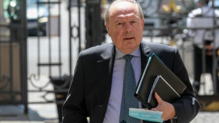 Loi Immigration: Sénateur Hervé Marseille appelle à responsabilité; Les Républicains opposés à l’article 3 Loi Immigration au Sénat : "L'esprit de responsabilité doit prévaloir", estime le sénateur centriste Hervé Marseille
Le projet de loi immigration arrive au Sénat et Les Républicains s'opposent toujours à l'article 3 qui prévoit la régularisation des travailleurs sans papiers pour les métiers en tension.