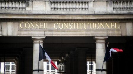 Loi justice : le Conseil constitutionnel censure l'activation à distance des téléphones portables dans certaines enquêtes
          La mesure porte "une atteinte" au "droit au respect de la vie privée" qui "ne peut être regardée comme proportionnée au but poursuivi", ont tranché les Sages jeudi.