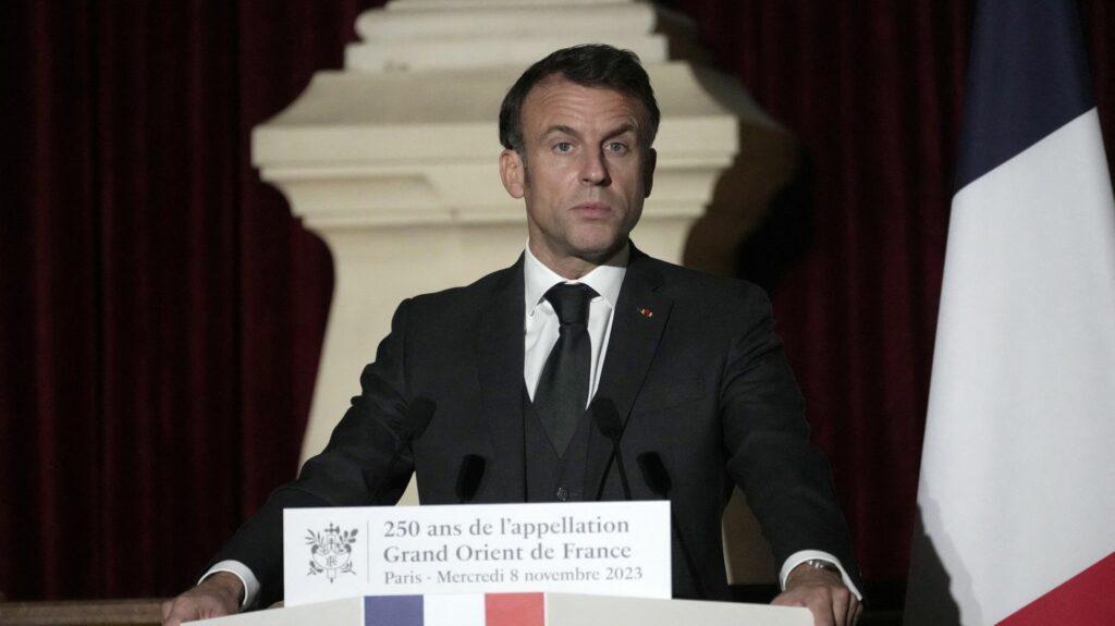 Emmanuel Macron met en garde contre un amalgame entre "le rejet des musulmans et le soutien des juifs"
          Lors de son discours devant le Grand Orient de France, mercredi, le président ne s'est pas prononcé sur sa potentielle participation à la marche contre l'antisémitisme.