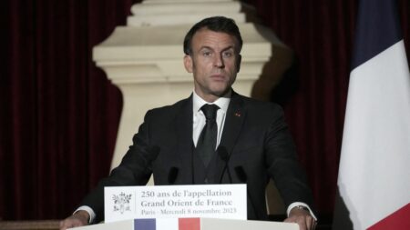 Macron alerte contre l’amalgame entre rejet des musulmans et soutien des juifs Emmanuel Macron met en garde contre un amalgame entre "le rejet des musulmans et le soutien des juifs"
Lors de son discours devant le Grand Orient de France, mercredi, le président ne s'est pas prononcé sur sa potentielle participation à la marche contre l'antisémitisme.