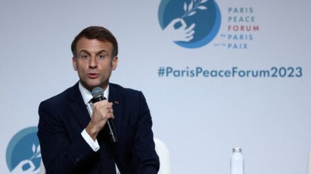 Macron appelle à aider pays vulnérables du Proche-Orient et souligne rôle crucial du FMI dans la guerre Israël-Hamas Guerre Israël-Hamas : Emmanuel Macron appelle à aider les pays "vulnérables" au Proche-Orient pour éviter une contagion du conflit
"L'action du Fonds monétaire international, en particulier en Jordanie, en Egypte dans le cadre du conflit est absolument décisif", a ajouté le chef de l'Etat lors du Forum de Paris sur la paix.