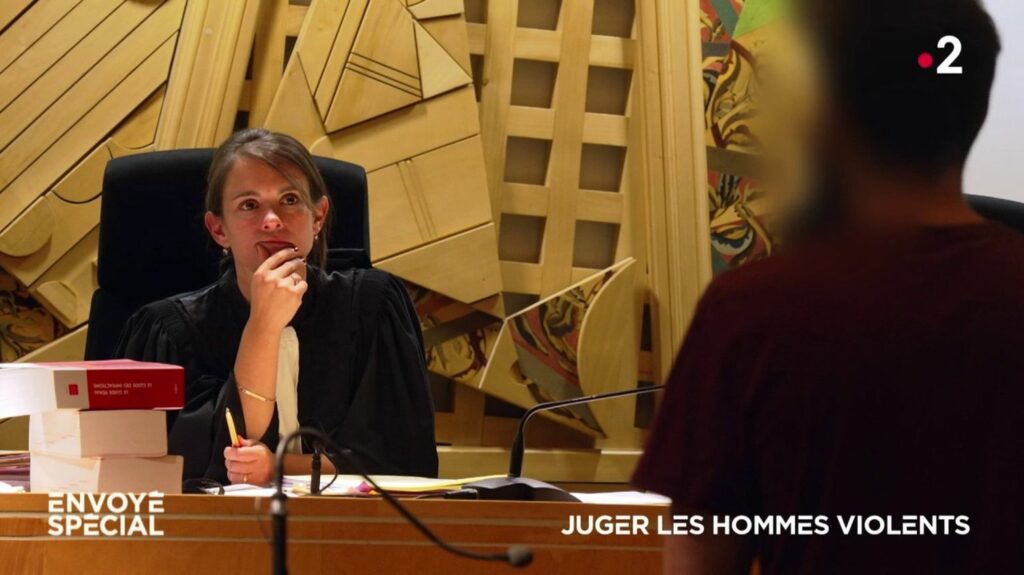 Vidéo



  

  
  

      

  

  
    Juger les hommes violents
          Au tribunal de Clermont-Ferrand, un pôle spécialisé composé de magistrats volontaires a été mis en place pour présider des audiences dédiées aux violences intrafamiliales. "Envoyé spécial" a obtenu l’autorisation exceptionnelle de filmer ces audiences.
