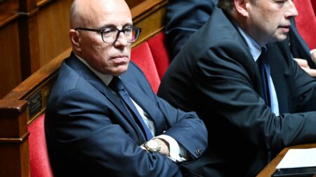 La majorité ne veut pas de la révision de la constitution sur l'immigration proposée par Les Républicains
          La niche parlementaire LR, qui permet à la droite de fixer l'ordre du jour à l'Assemblée, se tiendra le 7 décembre. Mais dès aujourd'hui, leur proposition de loi pour réviser la constitution sur l'immigration arrive en commission. La majorité cherche les voix de la droite sur sa loi immigration mais ne fera pour autant pas de cadeau à LR.