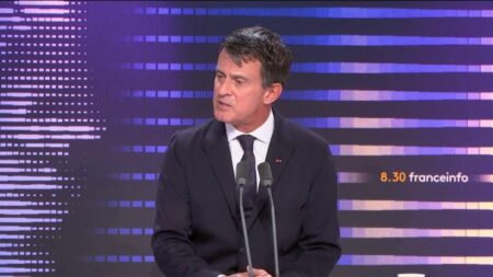 Manuel Valls pour la régularisation des travailleurs sans-papiers et la souplesse de la loi Régularisation des travailleurs sans-papiers : Manuel Valls estime qu'il "faut garder l'esprit de la circulaire" qui porte son nom
L'ancien Premier ministre juge une "souplesse" dans la loi nécessaire pour s'adapter aux situations. Il faut "laisser la main aux préfets", estime-t-il.
