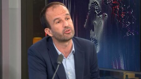 « Marche contre l’antisémitisme à Paris: Manuel Bompard estime incongru de participer en présence du RN », selon les présidents du Sénat et de l’Assemblée nationale. Marche contre l'antisémitisme : "Je trouverais incongru de participer à une manifestation de cette nature en présence du RN", estime Manuel Bompard
Les présidents du Sénat et de l'Assemblée nationale appellent dimanche 12 novembre à une marche contre l'antisémitisme à Paris entre le Palais Bourbon et le Palais du Luxembourg.