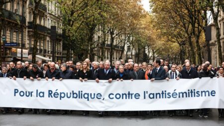 "Pour la République, contre l'antisémitisme" : de la gauche à l'extrême droite, presque toute la classe politique a défilé à Paris
          À Paris, la marche contre l'antisémitisme a rassemblé dimanche plus de 105 000 personnes, selon la préfecture de police. Ce rassemblement, organisé à l'appel de Yaël Braun-Pivet, présidente de l'Assemblée nationale, et de Gérard Larcher président du Sénat, a été suivi par des élus politiques de tous bords.