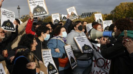 Marche contre l'antisémitisme : Marine Le Pen ciblée par des membres de Golem, un collectif de jeunes juifs de gauche, dans le cortège parisien
          Les slogans "Le Pen casse-toi ! Les juifs ne veulent pas de toi", ou encore "Nous, on dégage les fachos" ont été scandés par les militants de ce collectif dimanche, avant le début de la marche contre l'antisémitisme à Paris.