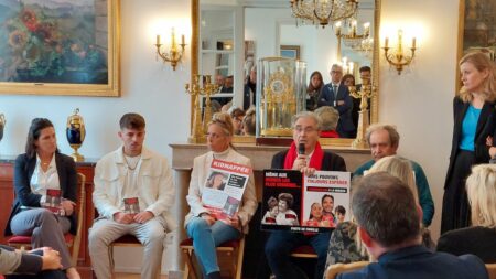 Mère de Mia Schem, otage franco-israélienne du Hamas, s’exprime à l’Assemblée Nationale Reportage
"Je ne souhaite à aucune mère d'être dans ma position" : la maman de Mia Schem, otage franco-israélienne retenue par le Hamas, prend la parole à l'Assemblée nationale
Depuis le 7 octobre, cette Franco-Israélienne de 21 ans est otage du Hamas, à Gaza. Sa mère était reçue mercredi par une vingtaine de députés, à l'Assemblée nationale.