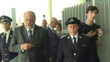 Justice : Éric Dupond-Moretti jugé pour conflits d'intérêts
          C'est une première dans l'histoire de la Ve République pour un ministre en exercice. Éric Dupond-Moretti sera jugé pour des soupçons de prise illégale d'intérêts à partir du lundi 6 novembre.