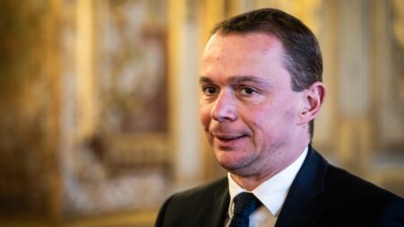 Olivier Dussopt, ouvert sur régularisation des sans-papiers dans métiers en tension, loi immigration Projet de loi immigration : Olivier Dussopt se dit "ouvert sur la forme" que peut prendre la régularisation des métiers en tension
L'article 3, qui concerne l'attribution d'un titre de séjour aux travailleurs sans-papiers dans des secteurs en tension, constitue depuis de nombreux mois un sujet épineux à droite.