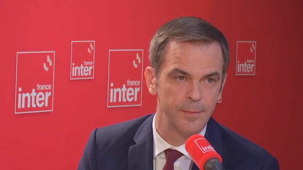 Fin de vie : Olivier Véran réfute tout "recul" du gouvernement sur le sujet
          Le porte-parole du gouvernement table sur la "présentation d'un texte de loi d'ici la fin de l'année, avec un examen au Parlement au printemps", avance-t-il sur France Inter.