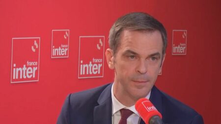 Olivier Véran nie tout recul du gouvernement sur la fin de vie, annonce un texte de loi pour bientôt Fin de vie : Olivier Véran réfute tout "recul" du gouvernement sur le sujet
Le porte-parole du gouvernement table sur la "présentation d'un texte de loi d'ici la fin de l'année, avec un examen au Parlement au printemps", avance-t-il sur France Inter.