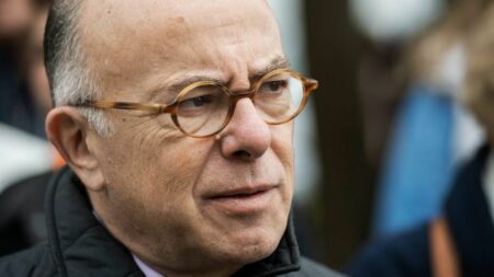 Attentat de Nice en 2016 : l’ancien ministre de l’Intérieur Bernard Cazeneuve visé par une plainte pour homicide involontaire
          Un policier a déposé plainte contre Bernard Cazeneuve devant la Cour de Justice de la République, pour "homicide involontaire" en sa qualité de ministre de l'Intérieur le soir de l'attentat de Nice le 14 juillet 2016.