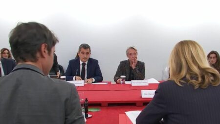 Violences faites aux enfants : un plan gouvernemental pour mieux protéger les mineurs
          "Chaque semaine, un enfant meurt sous les coups de ses parents", a alerté, lundi 20 novembre, la Première ministre Élisabeth Borne, qui porte en personne le plan du gouvernement contre les violences faites aux mineurs.