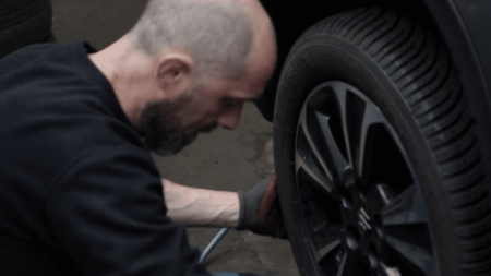 Automobile : les pneus neige obligatoires dans 34 départements à partir du 1er novembre
          À compter du 1er novembre, les automobilistes circulant dans 34 départements de massifs montagneux devront disposer de pneus neige. Une nouvelle plus ou moins bien accueillie par les conducteurs.
