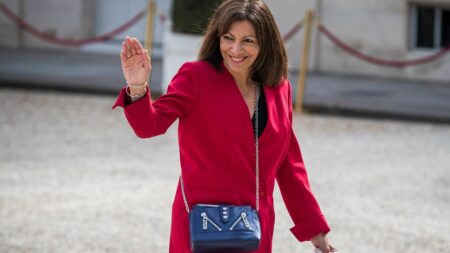 Polémique suite au déplacement de trois semaines d’Anne Hidalgo dans les îles du Pacifique En déplacement trois semaines sur les îles du Pacifique, Anne Hidalgo crée la polémique
Partie de Paris le 16 octobre, la maire de Paris enchaîne une semaine de déplacement professionnel et deux semaines de vacances à Tahiti puis en Nouvelle-Calédonie. Sur les réseaux sociaux et dans l'opposition, la maire de la capitale crée la controverse.
