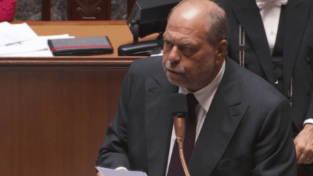 Éric Dupond-Moretti jugé pour conflit d'intérêts : le ministre de la Justice conserve la confiance de l'exécutif
          Le procès d'Éric Dupond-Moretti pour prise illégale d'intérêts s'ouvre lundi 6 novembre devant la Cour de justice de la République. Présent sur le plateau du 8 Heures, le journaliste Guillaume Daret a indiqué que le ministre de la Justice garde la confiance de l'exécutif.